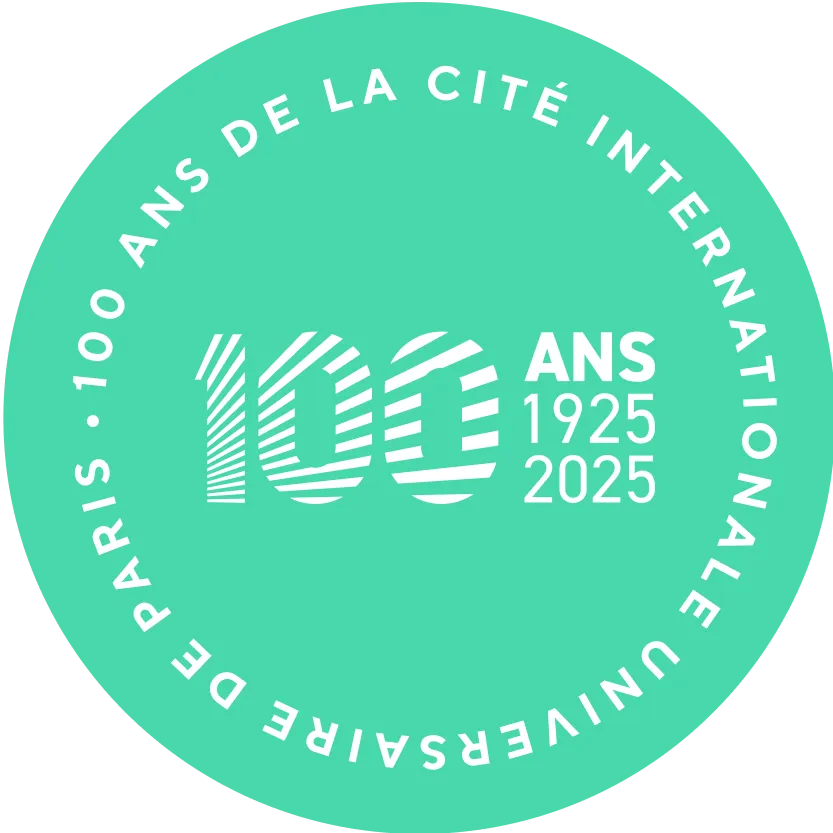 Logo du centenaire de la Cité Internationale Universitaire de Paris, avec le texte ‘100 ans 1925-2025’ en blanc sur fond vert turquoise. Le nombre 100 est stylisé avec des lignes blanches horizontales, et le texte ‘100 ans de la Cité Internationale Universitaire de Paris’ est inscrit en cercle autour du logo.