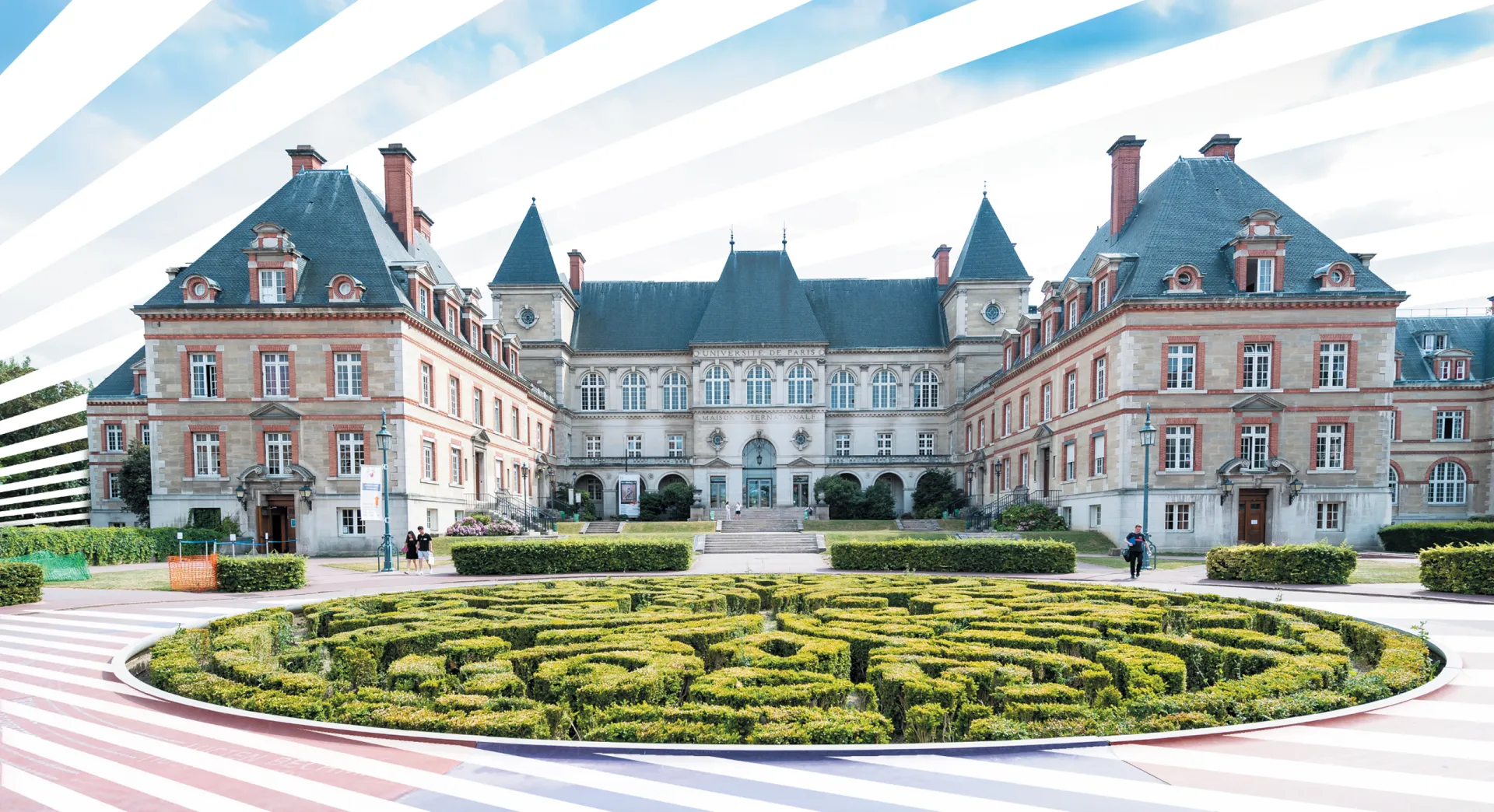 Vue frontale de la Maison Internationale de l’Université de Paris, un bâtiment historique de style classique avec des façades en pierre et en brique rouge, des toits d’ardoise et des tours aux extrémités. À l’avant, un jardin décoratif symétrique avec des haies taillées en forme de labyrinthe. Le ciel est en partie couvert de lignes blanches diagonales, ajoutant un effet graphique à l’image.